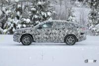 BMW初のフルエレクトリッククーペSUV「iX2」をキャッチ。クーペルーフの傾斜がすごい！ - Spy shot of secretly tested future car