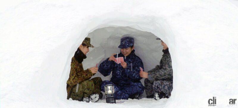 「クルマに積もった雪、正しい落とし方は？自衛隊が教えるライフハックに学ぶ雪対策」の2枚目の画像