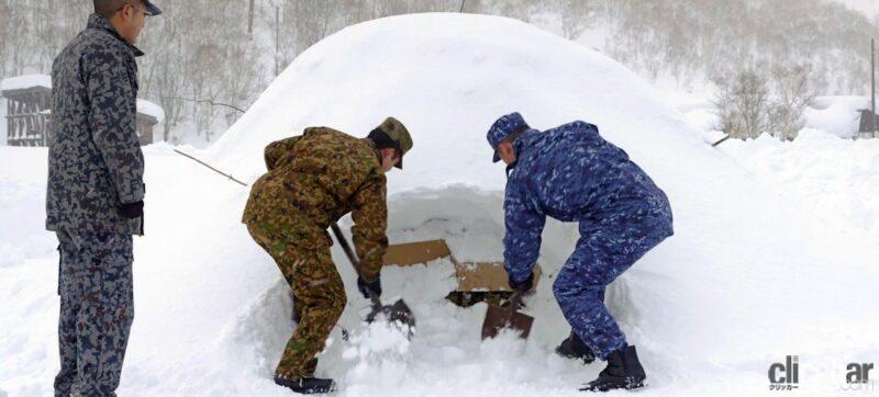 「クルマに積もった雪、正しい落とし方は？自衛隊が教えるライフハックに学ぶ雪対策」の3枚目の画像