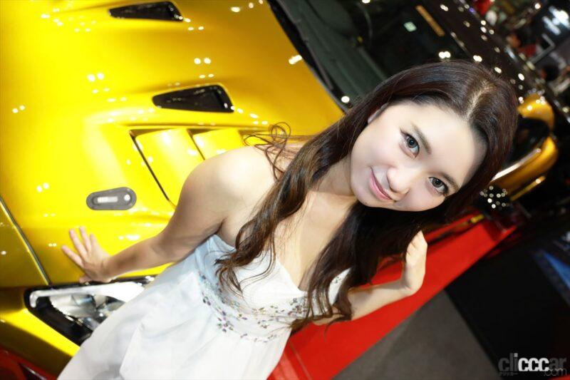 「トップシークレットの「矢沢麻以」さんは、趣味と特技にアクティブなゴールド美女【東京オートサロン2023】」の1枚目の画像