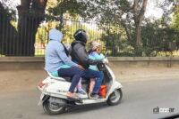 インドの街中イメージ。良く見ると4人乗りのファミリーカー、いやバイク