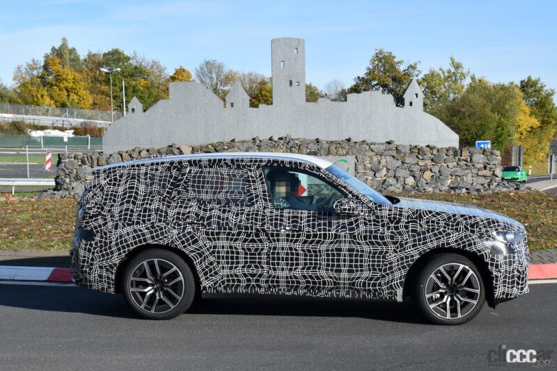 「新型BMW X3はコクピットが大進化！最新世代カーブドディスプレイを激写」の10枚目の画像