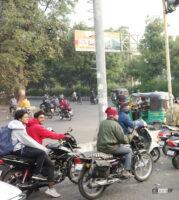 インドの街中イメージ。オートリキシャ（3輪タクシー）やバイクが多い