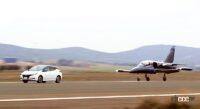 日産「リーフ」とジェット機が加速対決。EVの動力性能をアピール - NISSAN_Leaf