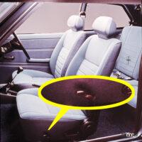 三菱車は長い間、シートスライドの操作レバーをシートサイドに設置していた