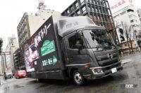 LEDヴィジョンに新城ラリーの大会イメージを写しだしたトラックが名古屋を巡回し、パレード走行では先導役にも