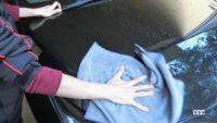 拭き上げをする際は、繊維が柔らかくて吸水性に優れている、拭き上げ用のタオルが適しています