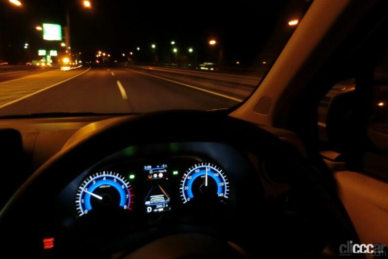 「LEDでなく安いハロゲンが良い！　オートハイビームも使いやすかったeKワゴンのライト性能レポート【新車リアル試乗7-6 三菱eKワゴン 夜間走行／ライト編】」の7枚目の画像