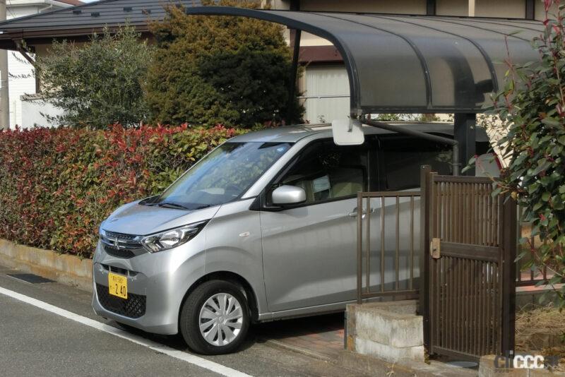 「eKワゴンの意外と見やすい、デジタルルームミラーのアラウンドモニターで車庫入れ性能を試す【新車リアル試乗7-7 三菱eKワゴン 車庫入れ編】」の32枚目の画像