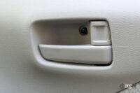 キーからドア内張りまで、eKワゴンの日常使いを徹底チェック！【新車リアル試乗7-8 三菱eKワゴン ユーティリティ前編・運転席まわり編】 - door trim 1-2 handle and lock knob