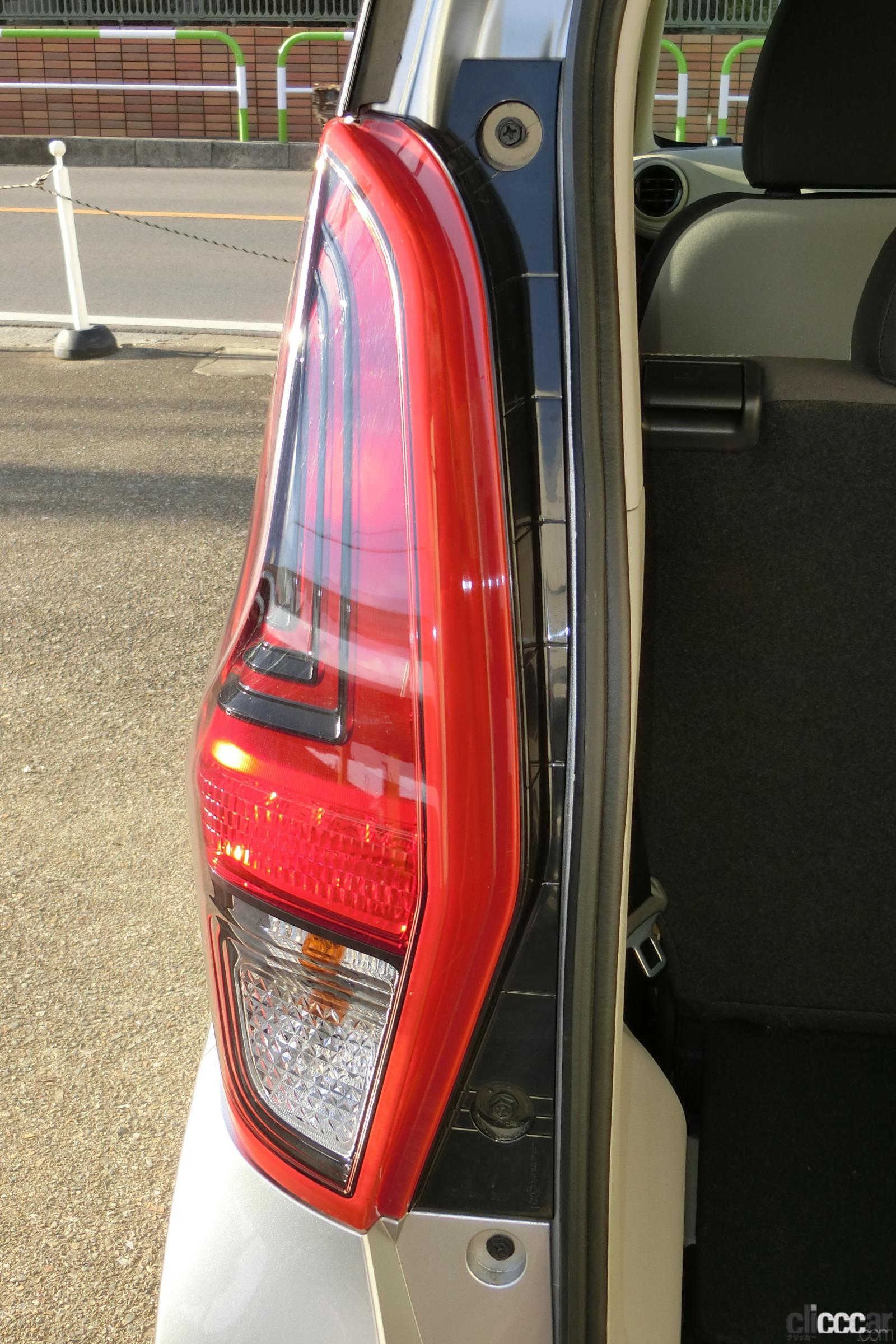 barometer of maintenance 4 rear lamp 画像｜センタートレイに伝統の車検証入れ、eKワゴンの収納、ポケットを