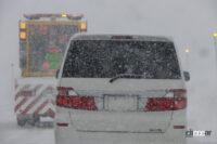 帰り道では高速道路上に除雪車が入るほどの大雪に。時速20〜30km走行しかできない状態