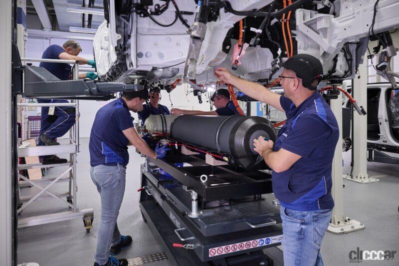 「BMW初のFCEV水素燃料電池車「iX5 ハイドロジェン」を清水和夫が初体験！ MIRAIとは別物の乗り味だった」の18枚目の画像
