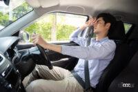 長時間運転の眠気対策・5選！居眠り事故を防ぐために簡単にできること - 車で寝ている男性