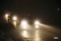 運転中の「まぶしい！」を解決！最悪事故を遠ざける対策方法とは？ - Cars,In,A,Fog,During,Night,With,Shining,Headlights