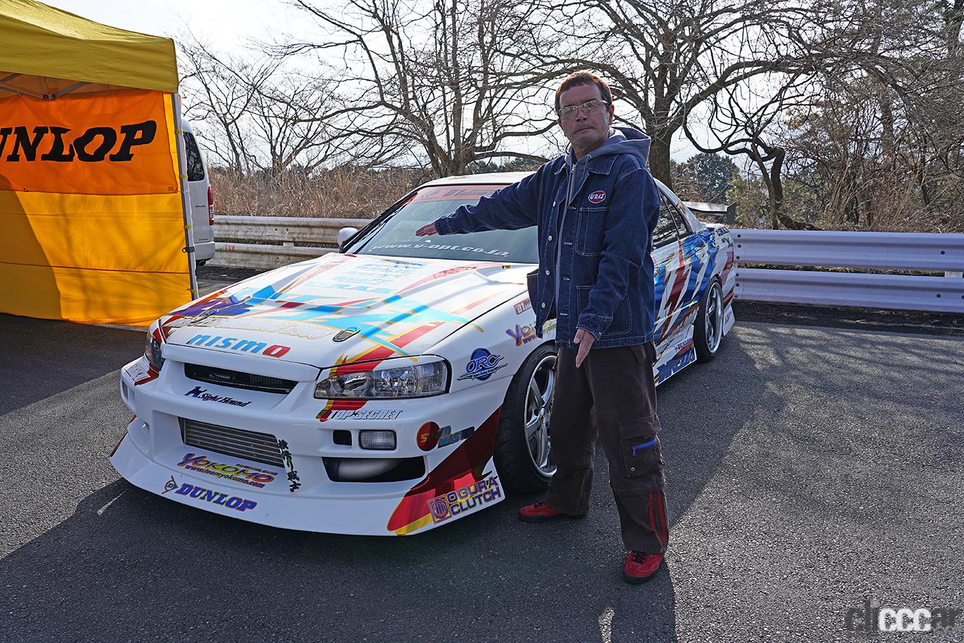 復活した伝説の「R34ブリッツスカイライン」が今年も展示【R34スカイライン祭り】 | clicccar.com