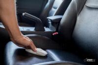 クルマの布シートを快適に保つ正しい掃除方法。自分で簡単に安くできる方法とは - 車内掃除