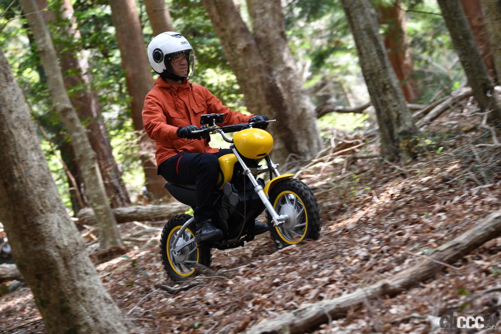 電動モーターだから、YAMAHAだからできたバイクのAWD。未来の2輪と3輪に試乗して驚きの走破性と強い魅力を実感 | clicccar.com