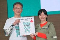 中村副社長からオリジナルTシャツをプレゼントされた水川あさみさん