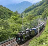 谷川岳をバックに諏訪峡を走るSL列車（2017年撮影）