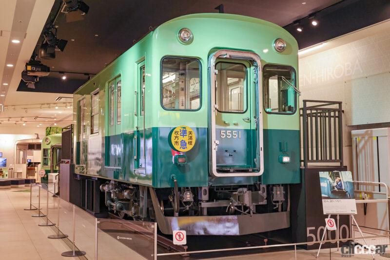 「伝説の5ドア車！「くずはモール」で京阪5000系の展示を開始。レアな昇降式座席も」の1枚目の画像