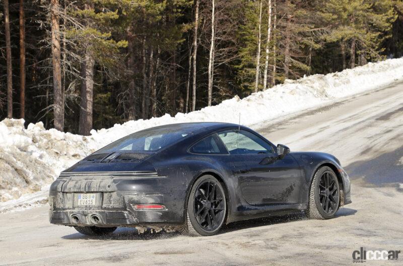 「ポルシェ「911 GTS」改良型はハイブリッドのみじゃなかった！アグレッシブスタイルが露出  」の6枚目の画像