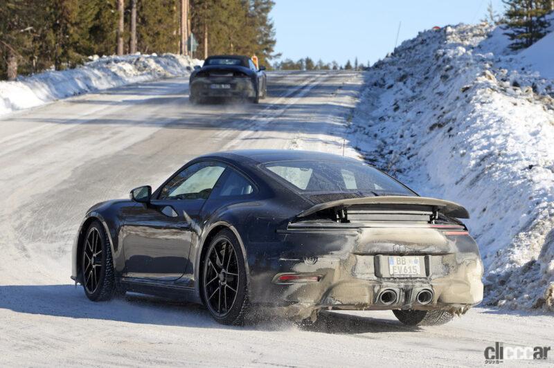 「ポルシェ「911 GTS」改良型はハイブリッドのみじゃなかった！アグレッシブスタイルが露出  」の12枚目の画像