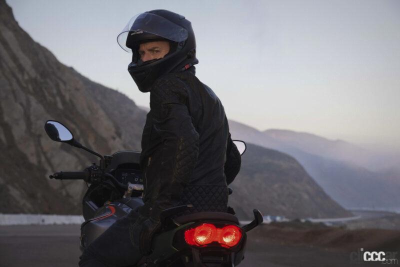 「バイク好きのオビ＝ワン・ケノービ役「ユアン・マクレガー」が、イタリアのモト・グッツィ「新型V100マンデッロ」で激ライディング」の5枚目の画像
