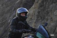 バイク好きのオビ＝ワン・ケノービ役「ユアン・マクレガー」が、イタリアのモト・グッツィ「新型V100マンデッロ」で激ライディング - 2023motoguzz_v100mandello_EWAN_MCGREGOR_08