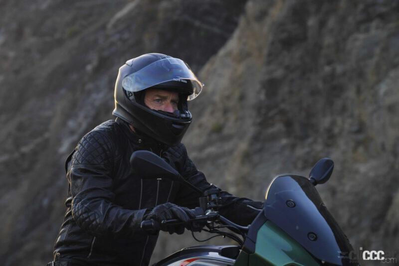 「バイク好きのオビ＝ワン・ケノービ役「ユアン・マクレガー」が、イタリアのモト・グッツィ「新型V100マンデッロ」で激ライディング」の8枚目の画像