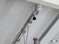 水素受け入れ施設の天井にはある水素漏れを感知するセンサー