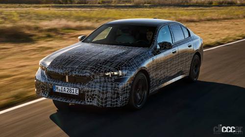 「BMW「i5」には「サイドミラーを見るだけで車線変更する」機能を搭載」の15枚目の画像