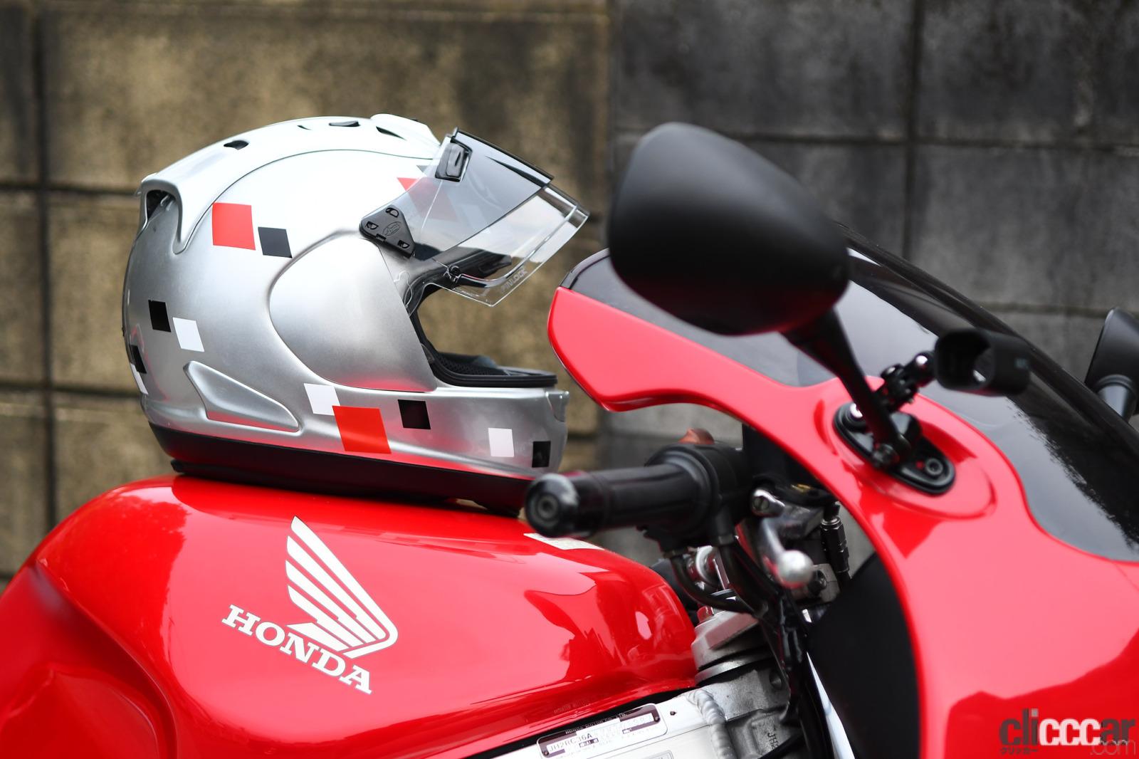 ヘルメットは意外と落っこちる……脱いだらどこに置くべき？【バイク乗り 