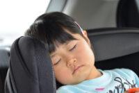 子どもが寝ているという理由で、車内に残した経験がある人も多い（写真はイメージ）