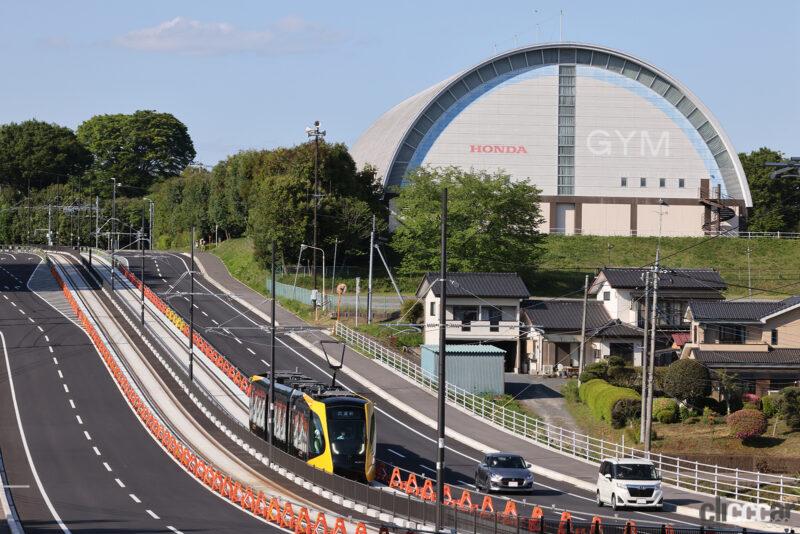 「「HONDA」への通勤にも便利！　日本最新の路面電車「宇都宮ライトレール」が試運転を開始」の1枚目の画像