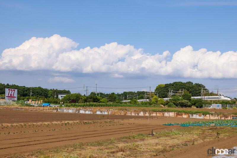 「新幹線から見える「727」あの看板って何？　JR東海がコラボしたクイズを実施中」の1枚目の画像