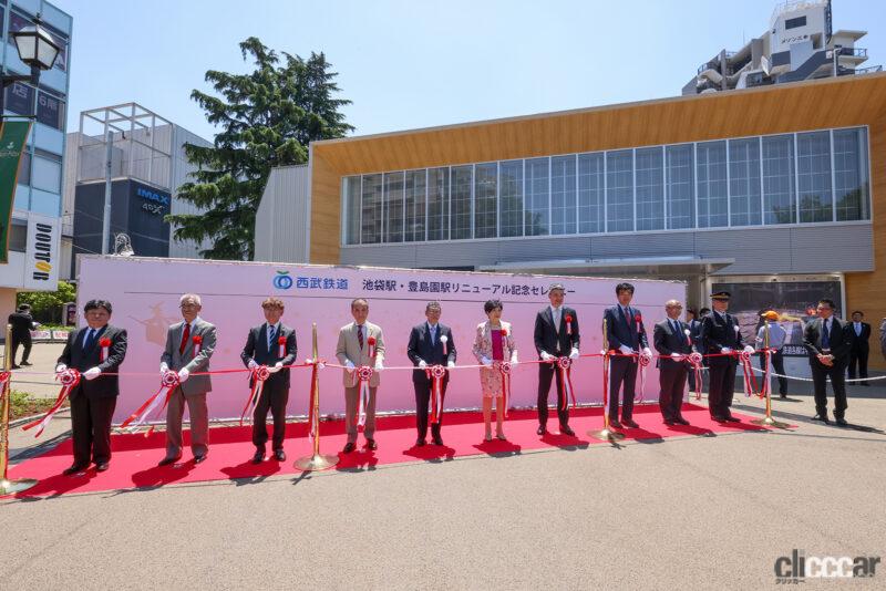 「小池百合子東京都知事も出発式に出席！ 西武「ハリーポッター」ラッピングトレインが運行開始」の4枚目の画像