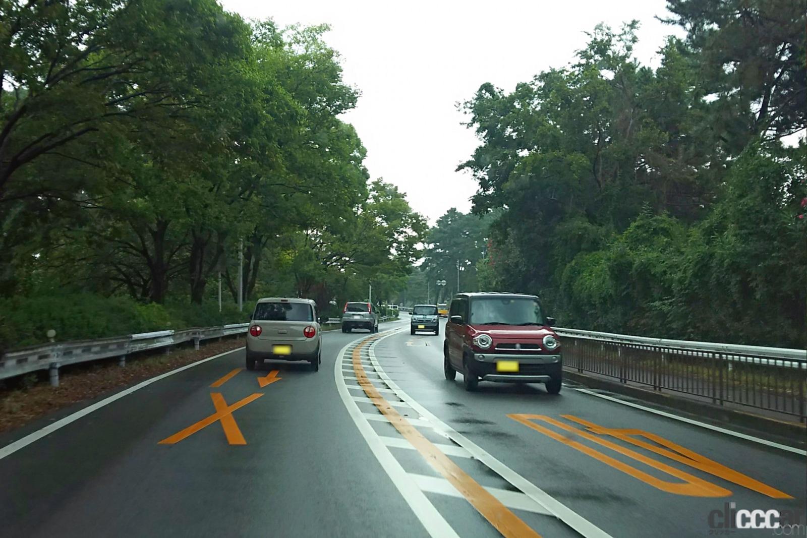 左側通行 画像|世界の面白い交通ルール。日曜日に洗車してはいけない国ってどこ!? | clicccar.com