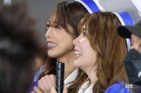 レースクイーンもレースの映像で一喜一憂