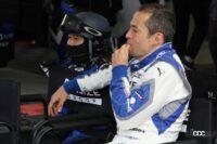 ラスト数周の名取選手の走りをモニターで見るオリベイラ選手