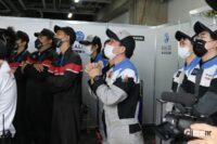 メカニックチャレンジに参加した学生も固唾をのんで見守る