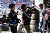 優勝を見届けたオリベイラ選手がプラットフォームへ