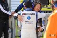 近藤真彦監督と優勝を喜び合うオリベイラ選手