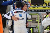 近藤真彦監督と優勝を喜び合うオリベイラ選手