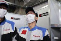 自分が手掛けたマシンが優勝した感動で涙する学生