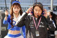 笑顔でピットガレージへ向かう近藤真彦監督