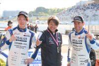 優勝のパルクフェルメで一番のポーズをする名取選手、近藤監督、オリベイラ選手