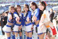 優勝を喜ぶレースクイーン