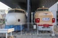 川崎車両で保存されている1965年受賞車の新幹線0系（左）と1959年受賞車の151系（右）