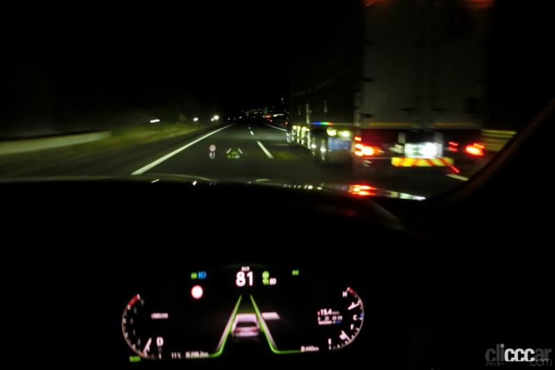 「夜にマツダ「CX-60」のアダプティブ・LED・ヘッドライト「ALH」を試してみた【新車リアル試乗 8-7　マツダCX-60 i-ACTIVSENSE・ALH実践編】」の15枚目の画像